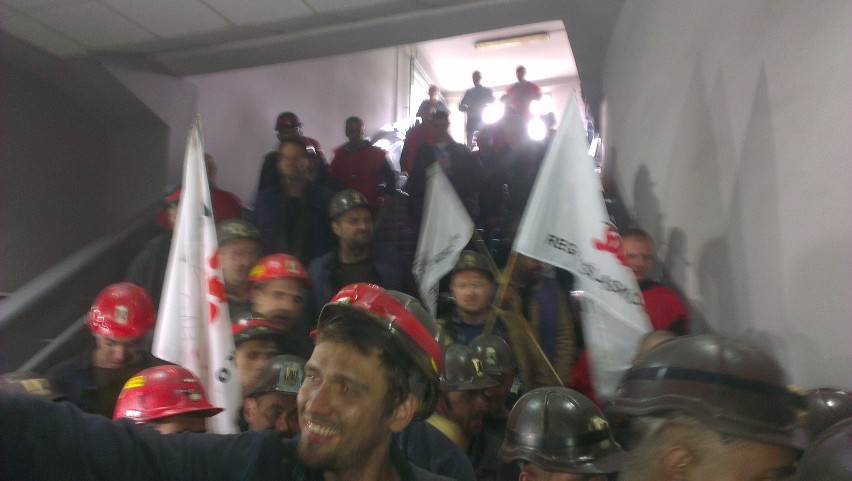 KWK Kazimierz-Juliusz - protestujący górnicy wyjeżdżają na...