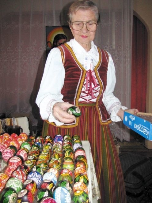Krystyna Cieśluk, jak na twórczynię pisanek przystało, prezentuje swoje kraszanki  w stroju ludowym.