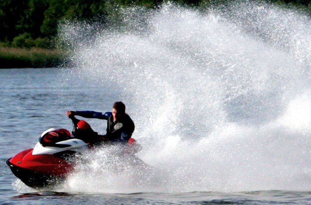 01.06.2008 poznan jednym z niewielu jezior na ktorych mozna uprawiac sporty motorwodne jest jezioro niepruszewskie. w sloneczna, ciepla niedziele na wode wyplyneliw wodniacy na motorowkach i skuterach wodnych glos wielkopolski fot.  andrzej szozda / polskapresse..