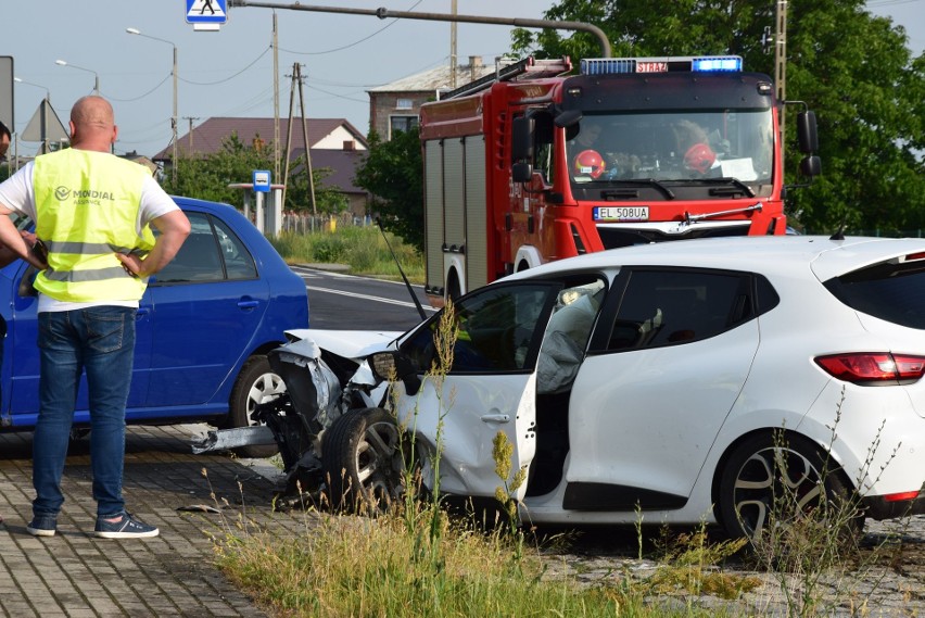 Czołowe zderzenie na dawnej ósemce koło Wielunia. Jedna osoba trafiła do szpitala ZDJĘCIA