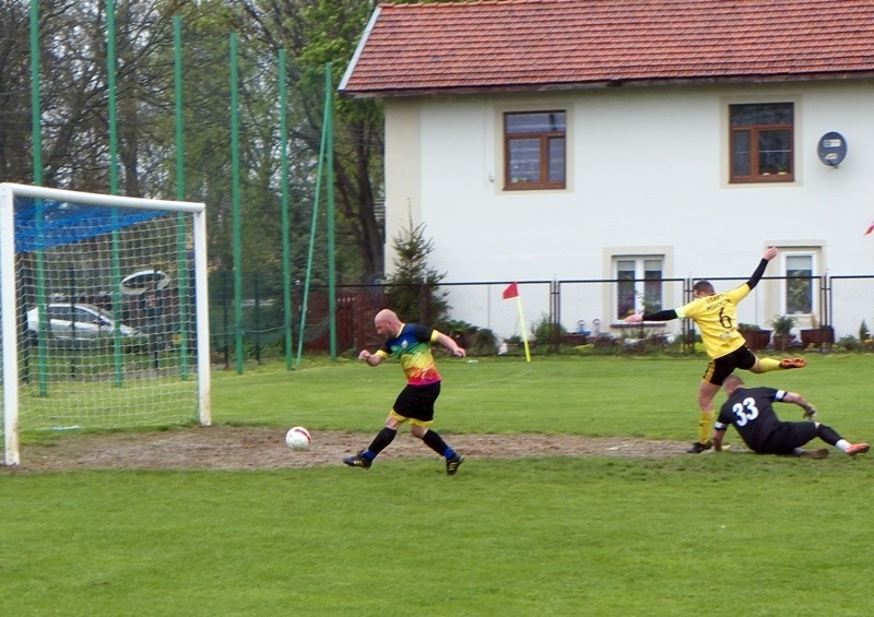 Start Mirocin (żółte stroje) wysoko przegrał w Urzejowicach