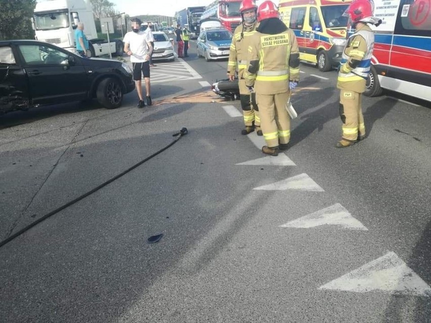 Groźny wypadek w Kielcach. Motocyklista w ciężkim stanie [ZDJĘCIA]