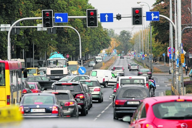 Kierowcy jadący z mostów Jagiellońskich w al. Brücknera ponad minutę mają czerwone światło