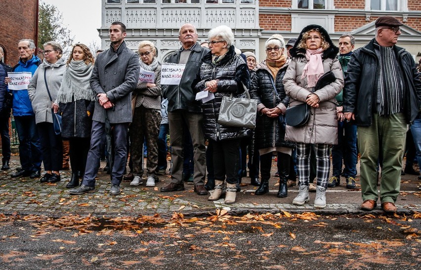 Protest w sprawie abp. Sławoja Leszka Głódzia. Wierni przyszli pod siedzibę gdańskiej kurii z transparentami "Odzyskajmy nasz Kościół"