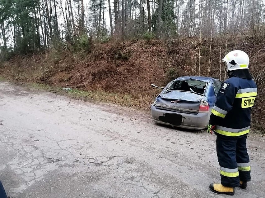 Kurki. Wypadek i dachowanie opla