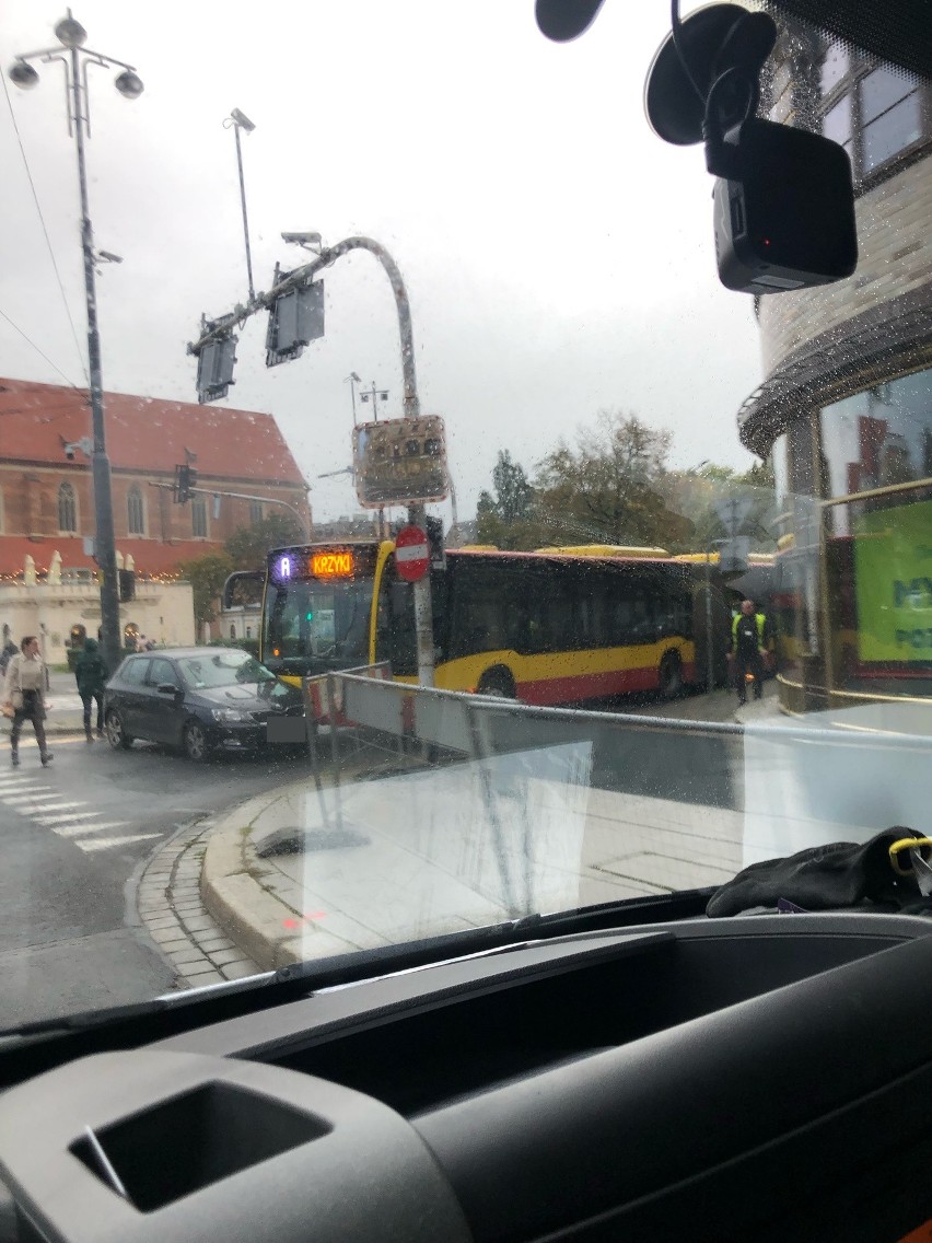 Wypadek MPK z osobówką pod Renomą. Auto wjechało prosto pod autobus [ZDJĘCIA]