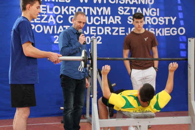 Międzyszkolny turniej w wyciskaniu wielokrotnym sztangi leżąc w "Grocie" w Jędrzejowie. Więcej na kolejnych zdjęciach