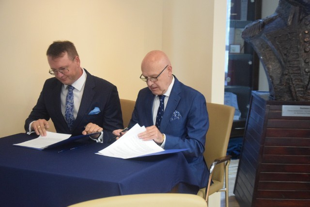 Rektor Uniwersytetu w Radomiu profesor dr habilitowany Sławomir Bukowski (z prawej) i dyrektor ITE z Sieci Badawczej Łukasiewicz dr Tomasz Dąbrowski podpisali list intencyjny.