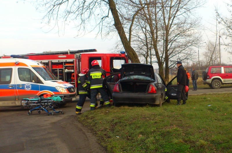 Jelcz-Laskowice: Samochód uderzył w drzewo. Kierowca był uwięziony w aucie (ZDJĘCIA)