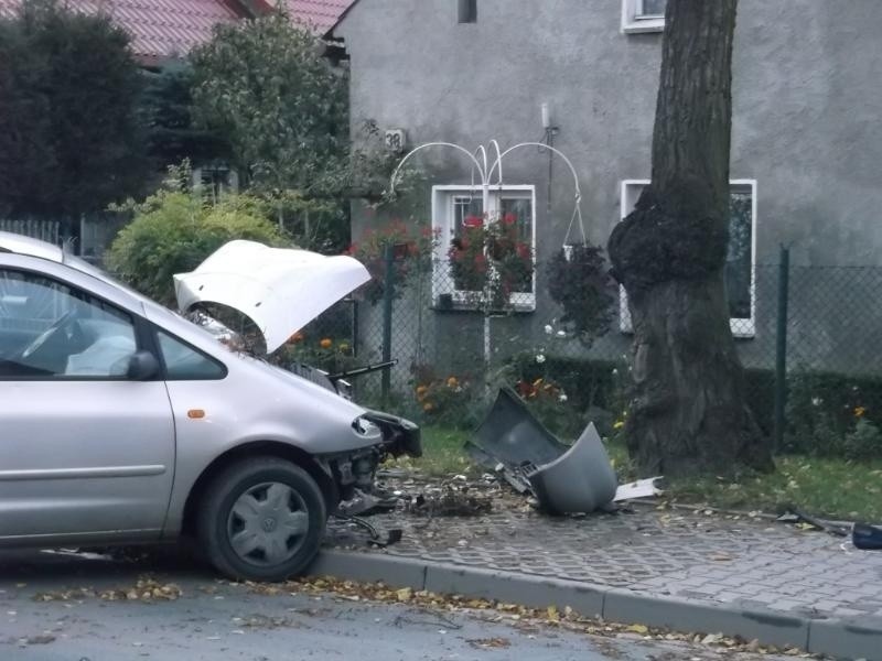 Wypadek na Zajączkowskiej. Volkswagen śmiertelnie potrącił pieszego i uderzył w drzewo (ZDJĘCIA)