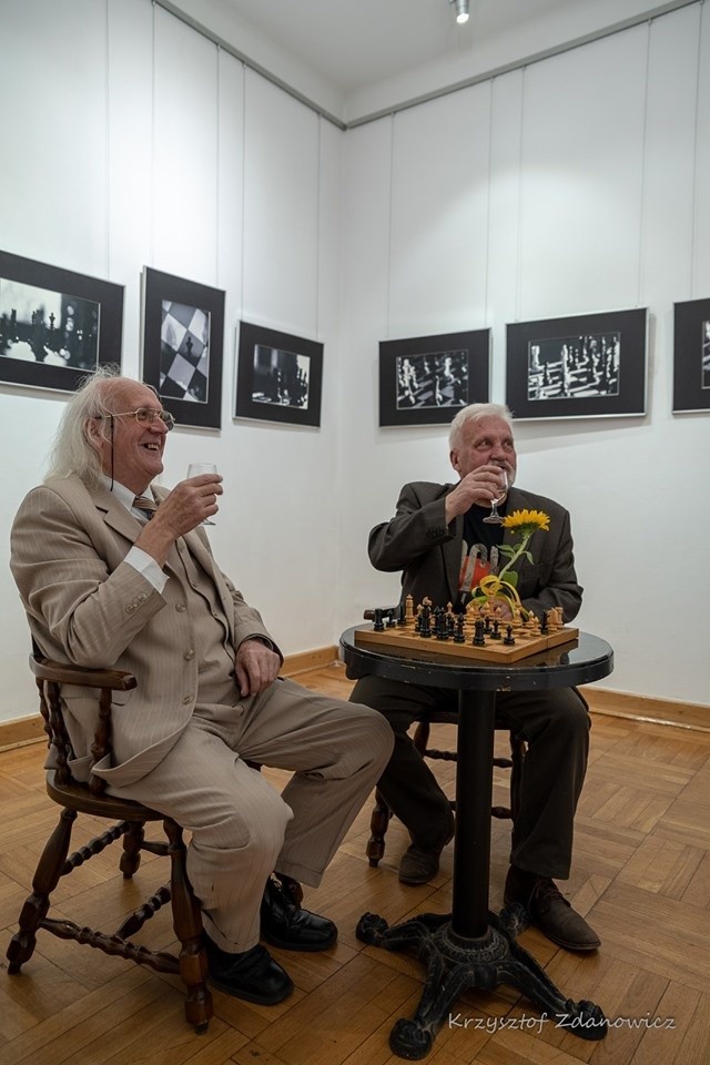 Leszek Jastrzębiowski ( z prawej) w dialogu z fotografikiem, Stanisławem Gąsiorem podczas wernisażu.