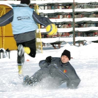 Jagiellonia trenowała wczoraj na boisku przy Jurowieckiej. Marcinowi Kośmickiemu śnieg nie przeszkadzał.