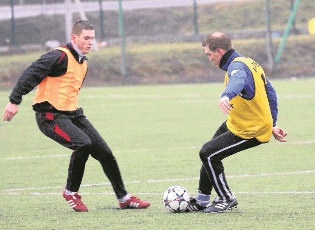 Piłkarze grającego w okręgówce Hetmana Białystok (żółte plastrony) zremisowali z czwartoligową Pogonią Łapy 2:2