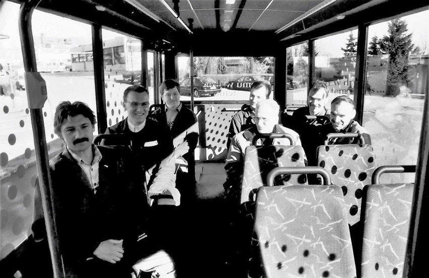 Pracownicy Kapeny w roli pasażerów prototypowego autobusu...