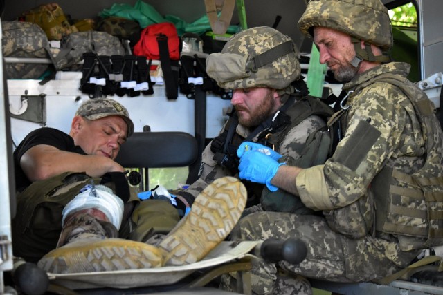 Żołnierze opatrują jednego z rannych kolegów
