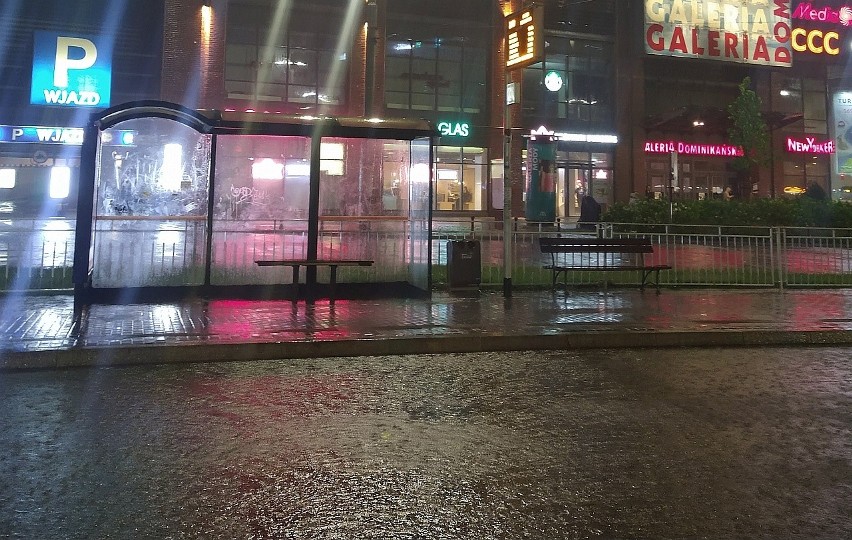 Burza i zalane ulice oraz dworzec kolejowy we Wrocławiu