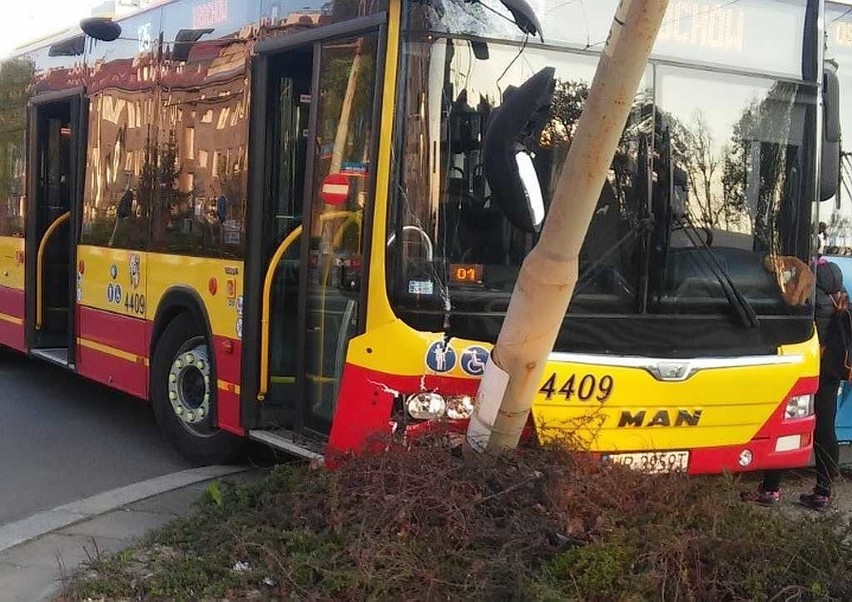 Wypadek na Hallera. Tramwaj zderzył się z autobusem, 2 osoby ranne