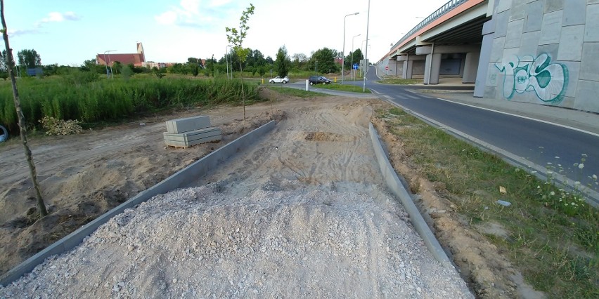 Trwa budowa drogi dla rowerzystów i chodnika przy obwodnicy...