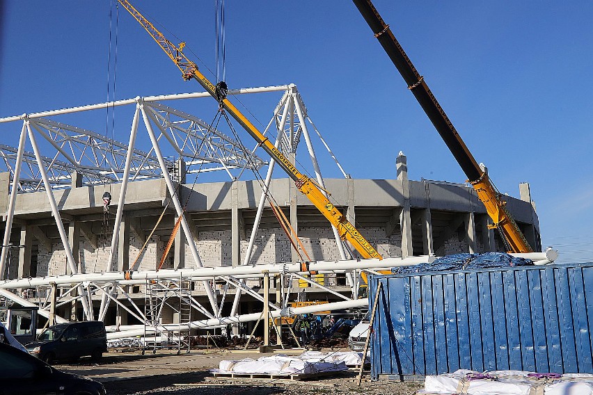 Budowa stadionu ŁKS. Wykwalifikowani alpiniści na stadionie ŁKS. Będą układać membrany dachowe. Zdjęcia 