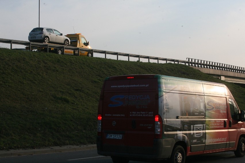 Katowice: Tir blokował jezdnię na al. Roździeńskiego