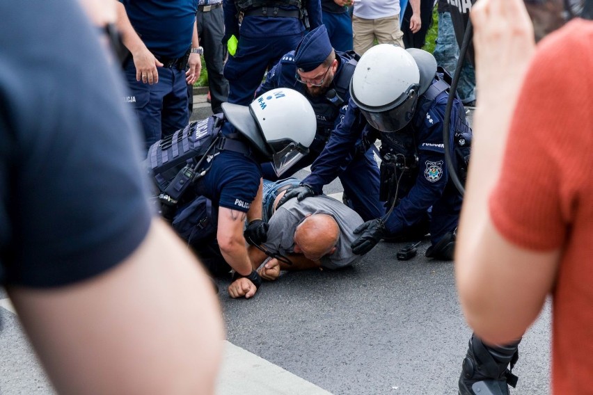 Parada Równości. Białystok jak w strefie wojny. Policjanci mieli ręce pełne roboty (zdjęcia) 