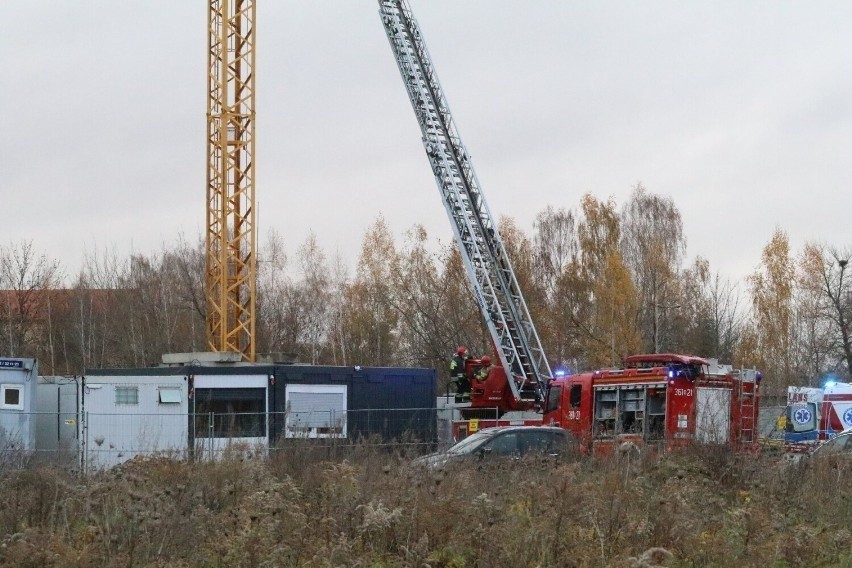 Pracownik budowy stracił przytomność w kabinie żurawia. Do akcji wkroczyli strażacy z Legnicy [ZDJĘCIA]