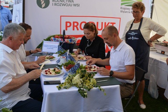 Kulinarne zmagania kół gospodyń wiejskich na Stadionie Miejskim w Więcborku zakończyły pierwszy etap ogólnopolskiej Bitwy Regionów.
