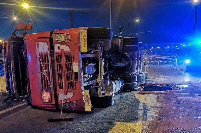Ciężarówka wywrócona na skrzyżowaniu koło galerii Echo w Kielcach. Więcej na kolejnych zdjęciach