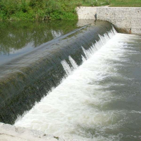 Sztuczny wodospad w Bliszczycach ma zaledwie 1,5 metra wysokości, woda jest głęboka na ok. 70 cm. Mimo to zginęły już tam dwie osoby.