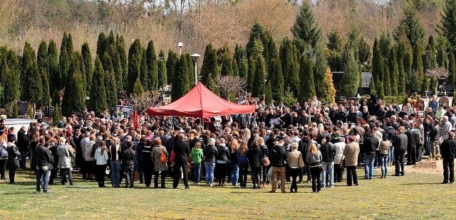W uroczystym pożegnaniu uczennic chełmińskiego Gimnazjum nr 1 i Szkoły Podstawowej nr 1 wzięło udział koło 200 osób.