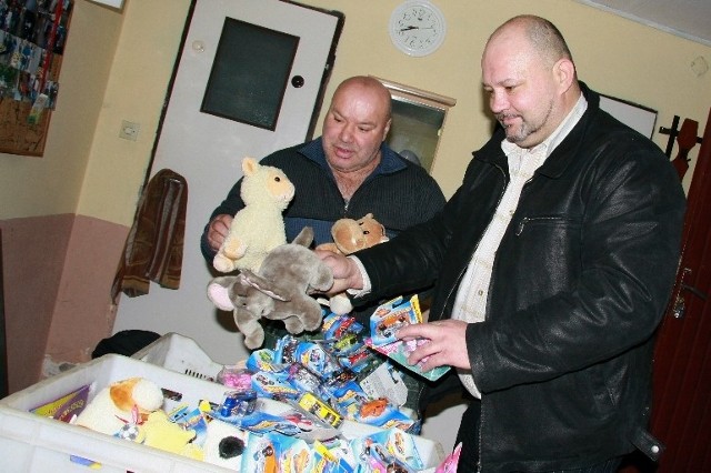 - Zabawki z pewnością ucieszą dzieciaki - mówi Zbigniew Flak (z lewej). Pluszaki i samochodziki sprezentował im Krzysztof Wisniewski.