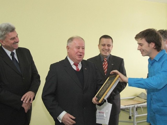 Jasiek Mela wręczał podziękowania Ryszardowi Stępniowi, prezesowi zarządu Świętokrzyskiego Funduszu Poręczeniowego i innym uczestnikom aukcji.