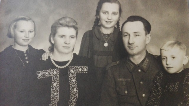 Liszkowie - zdjęcie rodzinne. Trzecia od lewej Stefania Erm