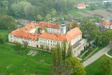 Zapadnie, tajemne przejścia, kamienny stół. Dawna siedziba templariuszy to jeden z największych pałaców na Dolnym Śląsku. Mało kto go zna!