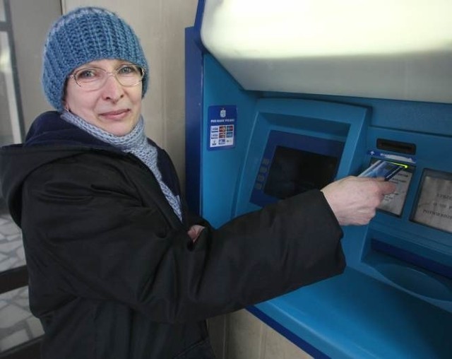 Iwona Malarska z Kielc chętnie i często korzysta z karty płatniczej, zarówno w sklepie, jak i w bankomacie, ale zanim poznała jej zalety, nie miała zaufania do tego typu transakcji.
