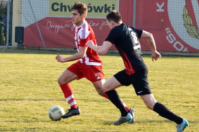 Patryk Skrzypniak (przy piłce) i jego koledzy z Soły Oświęcim w pierwszym meczu wiosny przegrali u siebie z Wólczanką Wólka Pełkińska 0:4. Jednak już wymazali tamto spotkanie z pamięci.