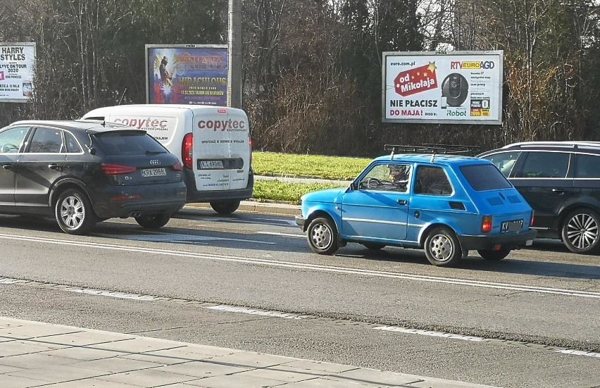 Fiat 126p, najpopularniejszy samochód w PRL-u. Można go jeszcze zobaczyć na drogach [ZDJĘCIA]