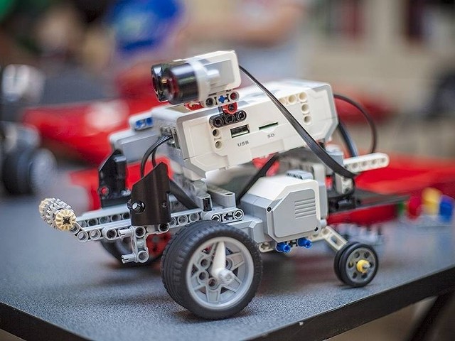 Uczniowie między innymi będą budować z klocków roboty, które zaprogramują i uruchomią.