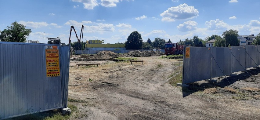 W centrum Tarnobrzega powstaje Aura Park. To park handlowy sieci elektromarketów [ZOBACZ] 