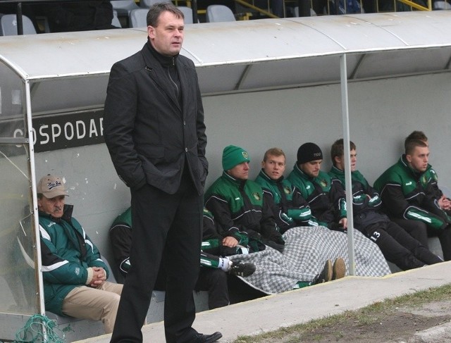 Trener drugoligowych piłkarzy Stali Stalowa Wola, Sławomir Adamus (na pierwszym planie) może odejść po ostatnim meczu naszej drużyny w tym roku, z Wigrami w Suwałkach.