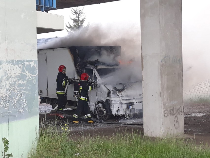 Pożar samochodu dostawczego przy Koronie (ZDJĘCIA)