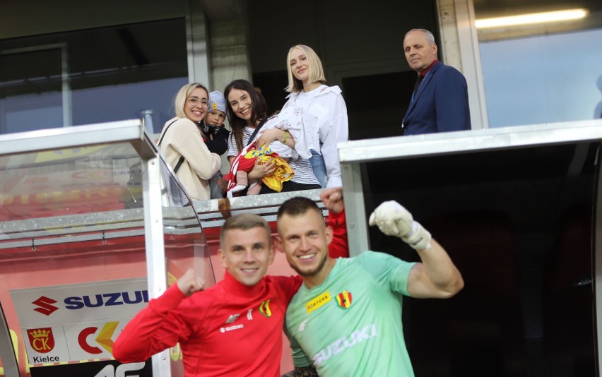 Wielka radość piłkarzy Korony Kielce po meczu z Odrą Opole. Tak fetowali wygraną w meczu barażowym na Suzuki Arenie