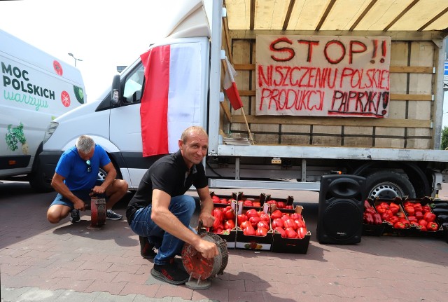 Plantatorzy papryki włączyli na parkingu marketu Aldi strażackie syreny alarmowe.