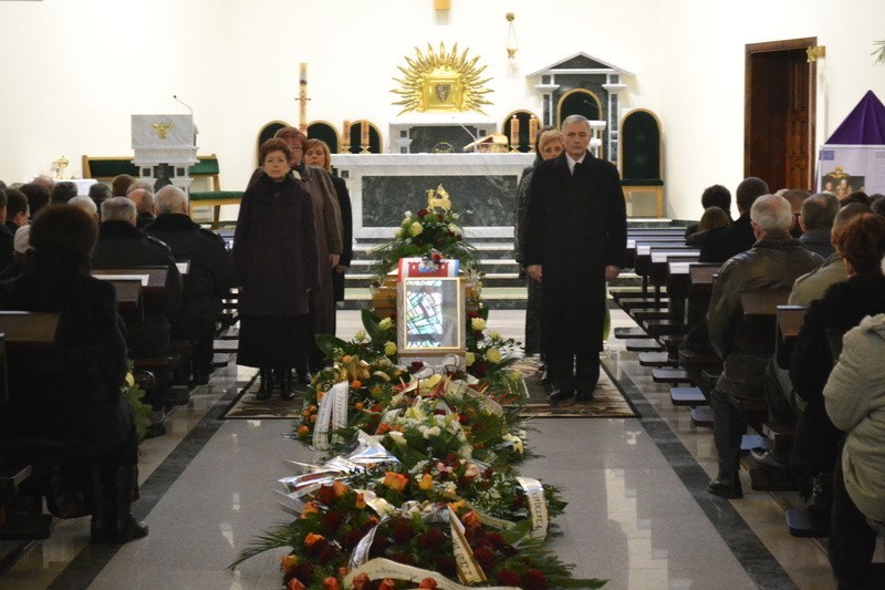 Przed ratuszem kondukt żałobny zatrzymał się. Trumna przed...