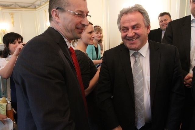 Bogdan Rogaski, prezes Bartera (z lewej) z usmiechem gratulował Konstantemu Strusowi wygranej licytacji