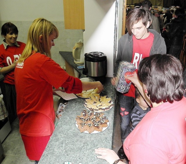 W Jabłonowie Pomorskim łasuchy miały okazję wspomóc zbiórkę w smakowity sposób. Wystarczyło kupić sobie deser: kawałek ciasta i kawę lub herbatę