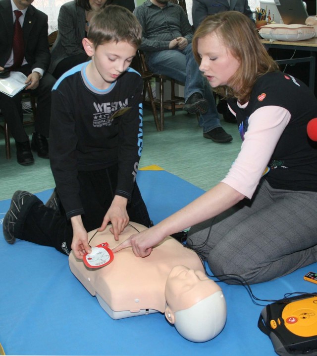 Paulina Romulewicz przy pomocy ucznia Jakuba Płońskiego demonstrowała zasady działania defibrylatora