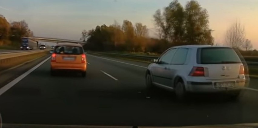 Sytuacja nagrana przez kamerę samochodową na autostradzie A4...