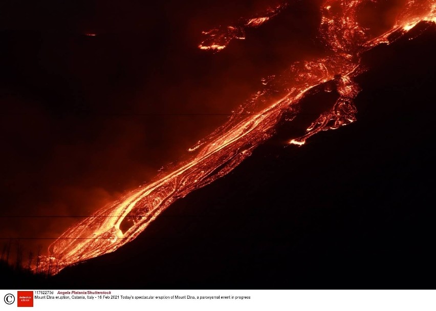 Wybuch wulkanu Etna. Z krateru buchnęły chmury gęstego dymu, popłynęły strumienie lawy [ZDJĘCIA] [VIDEO]