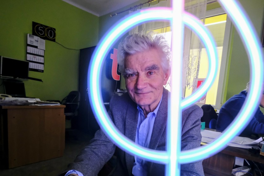 Piotr Heinze zajmuje się neonami od ponad 50 lat. Jak...